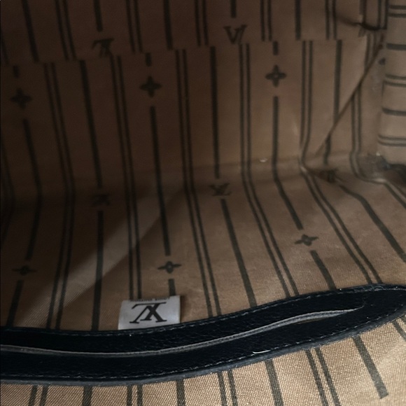 Black Purse with Light Beige Print - Picture 6 of 12